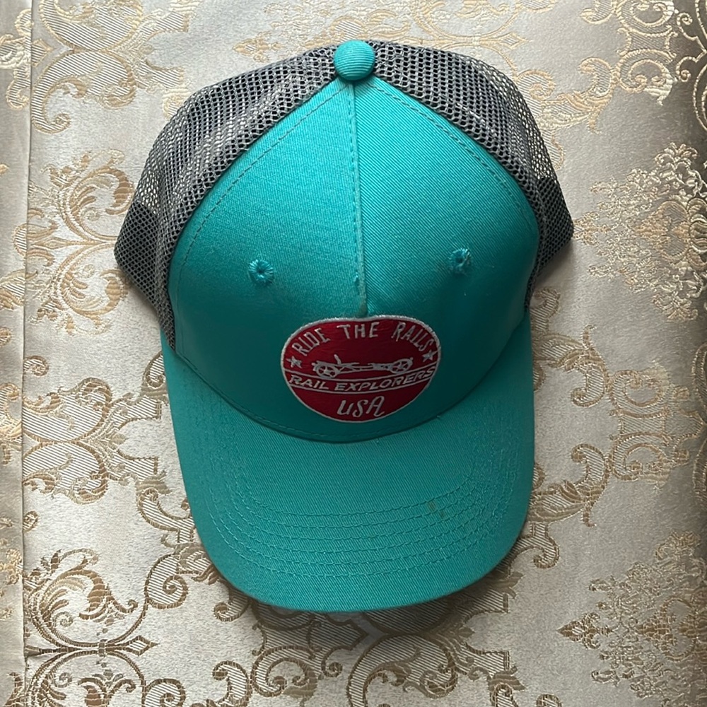 Like new structured baseball hat